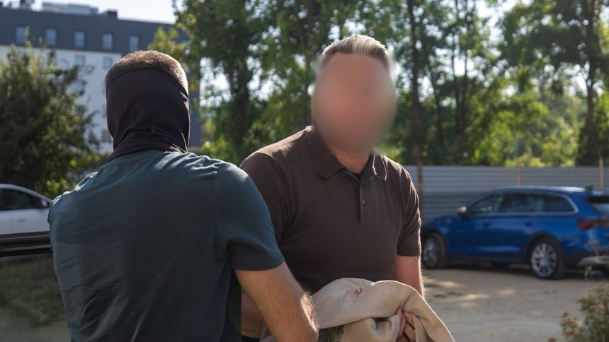 Radosław P. doprowadzany do siedziby prokuratury na przesłuchanie