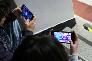 Uczniowie z telefonami