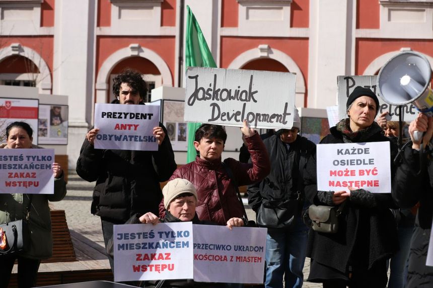 Protest mieszkańców osiedla Maltańskiego, który odbył się w kwietniu 2026 roku 
