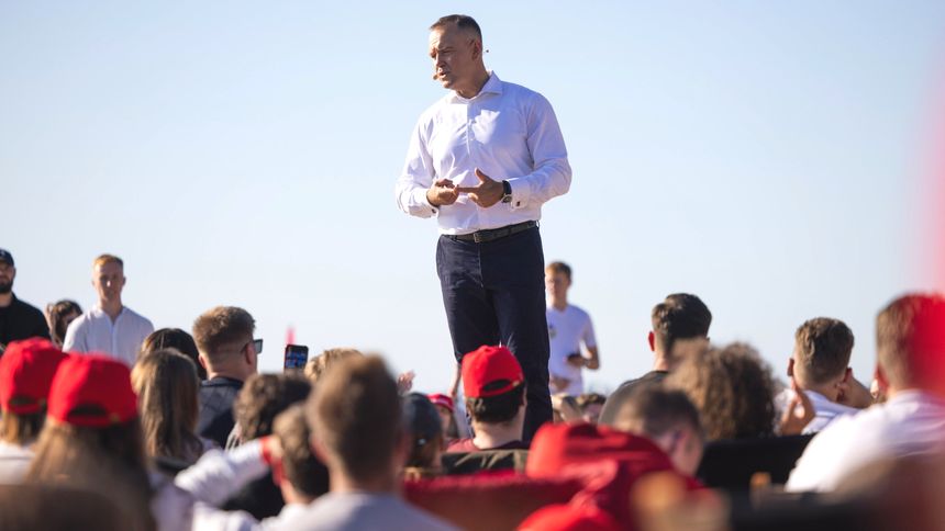 Karol Nawrocki podczas imprezy Przyszłość.pl w Juracie