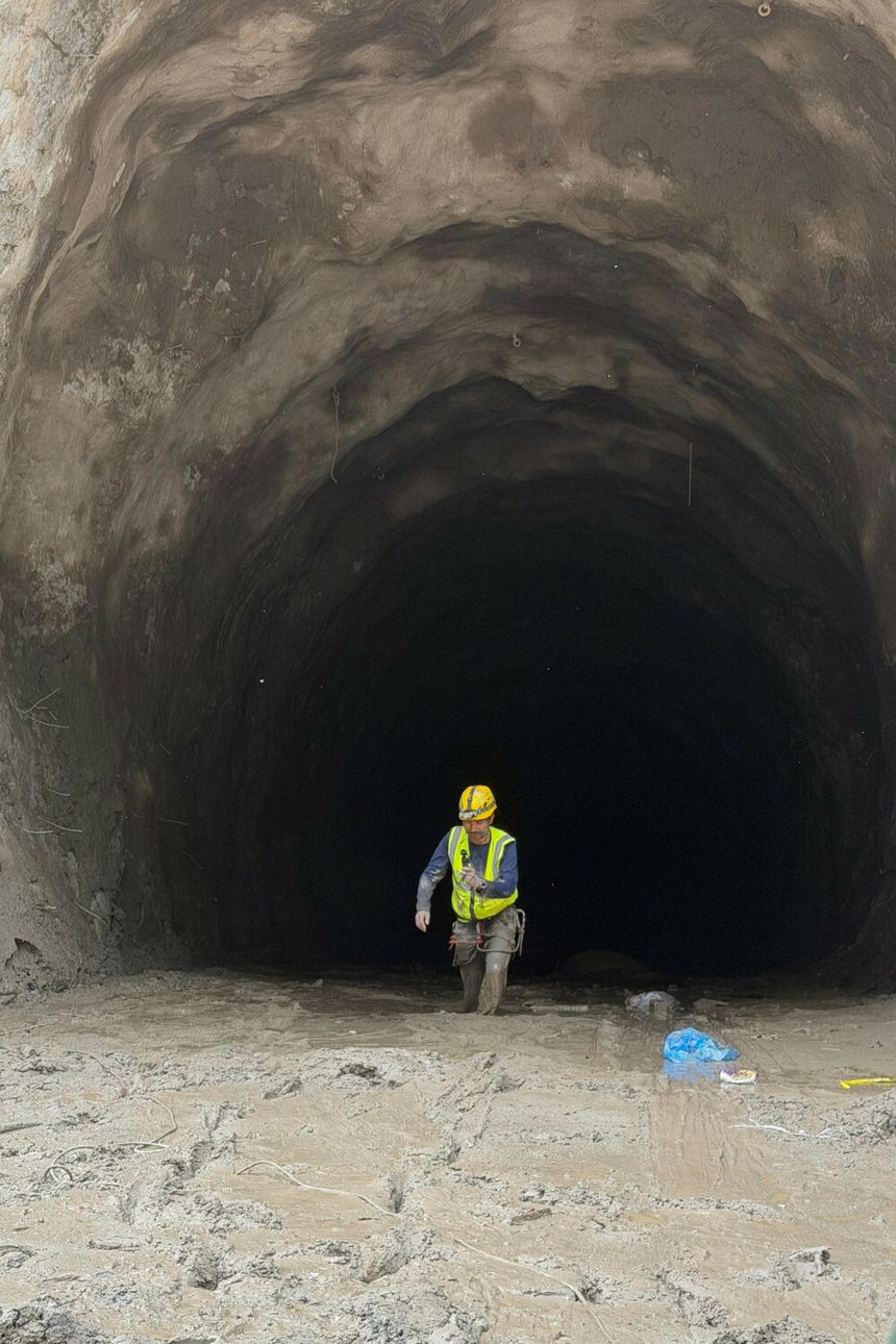 Nepal, utknęli w tunelach