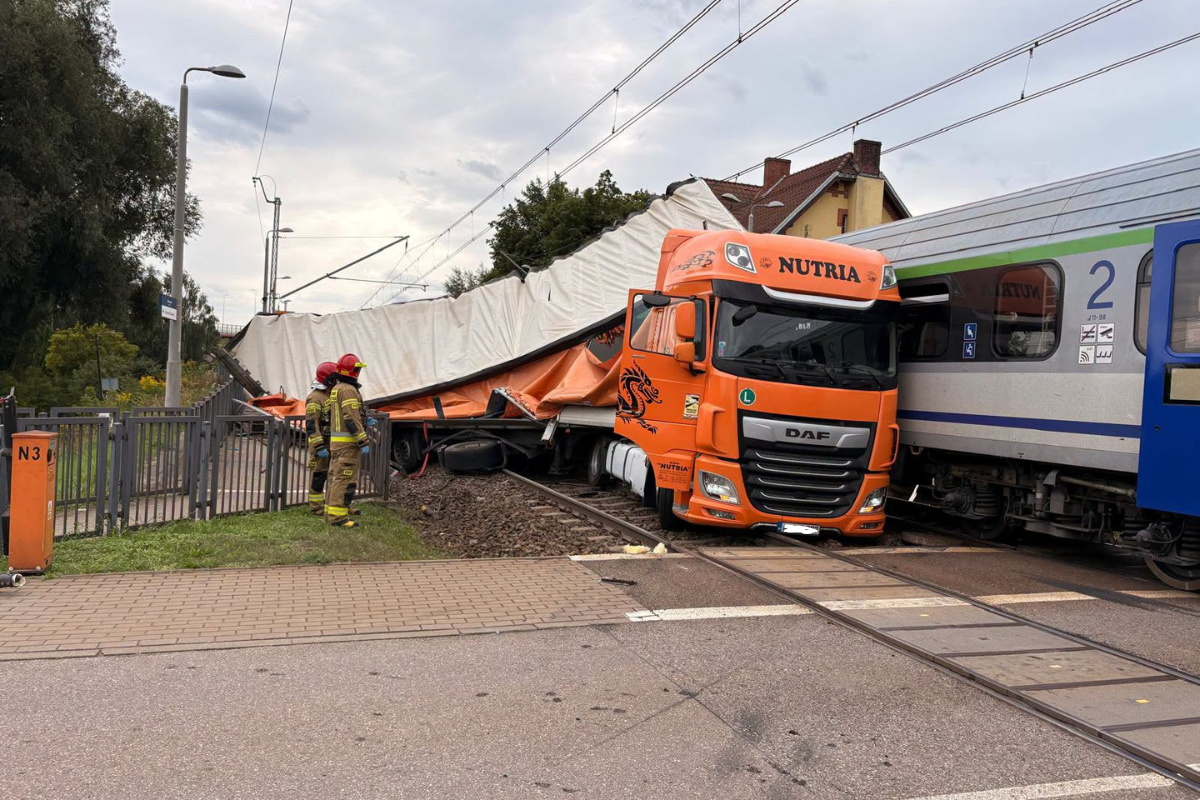 Zderzenie pociągu Intercity z tirem w Gdańsku. Potężne utrudnienia na kolei