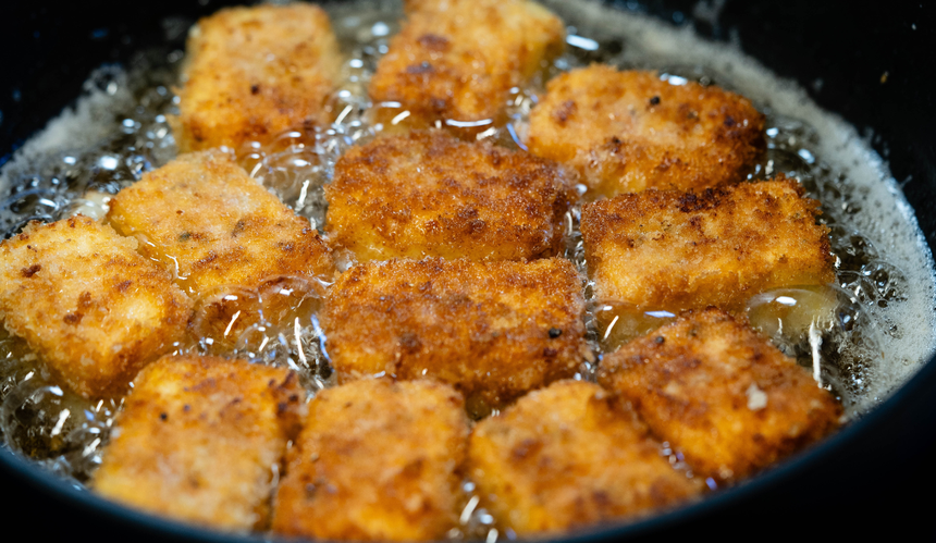 Saganaki smażące się na patelni