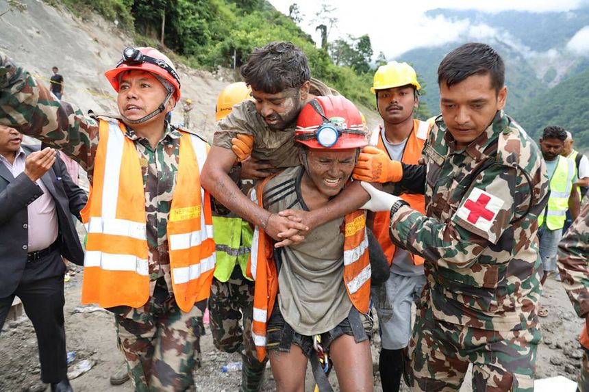 Nepal. Pracownik elektrowni uratowany z tunelu