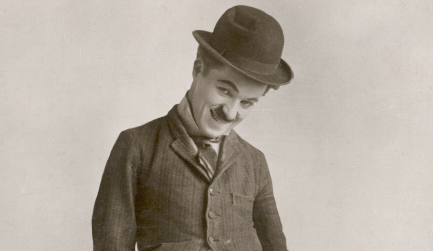Uśmiechnięty Charlie Chaplin w meloniku