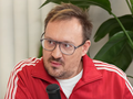 To dlatego Mariusz Kozak odszedł z „Gogglebox”. „Mama ucierpiała na planie”