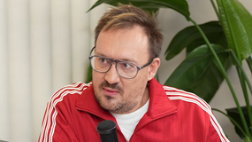 To dlatego Mariusz Kozak odszedł z „Gogglebox”. „Mama ucierpiała na planie”