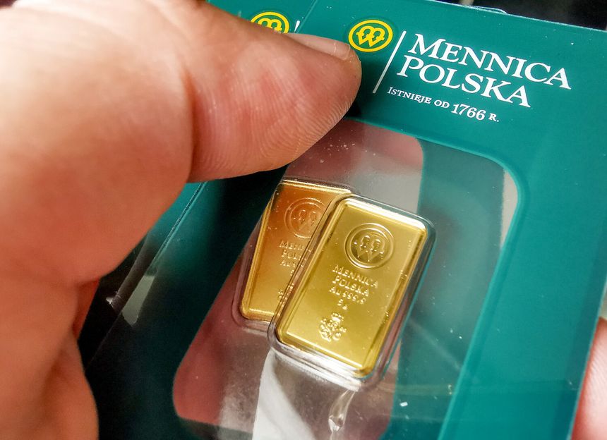 Na zdjęciu widoczne są dwie sztabki złota w opakowaniu z napisem 