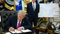   Donald Trump podpisuje rozporządzenie wykonawcze mające na celu zmianę nazwy Jeziora Ontario na Jezioro Ameryka, 27 sierpnia br.