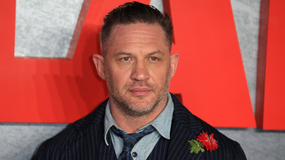 Tom Hardy w marynarce z czerwonym kwiatem