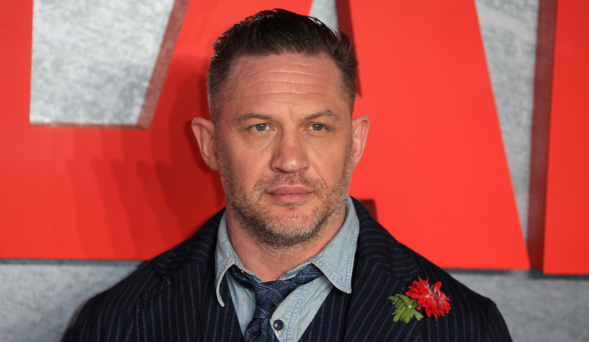 Tom Hardy w marynarce z czerwonym kwiatem