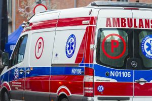 Ambulans z emblematem 