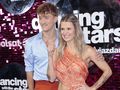 Na zdjęciu Mandaryna na różowym tle z napisem „Dancing with the Stars”.
