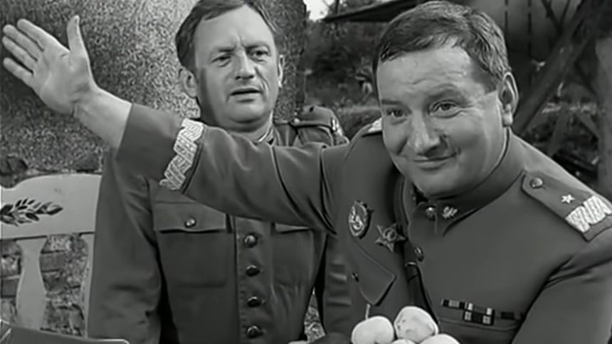 Tadeusz Kalinowski, Witold Pyrkosz - Czterej pancerni i pies - kadr z serialu PRL