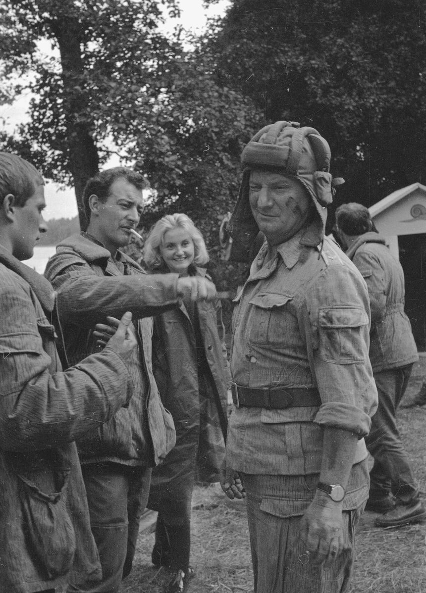  Tadeusz Kalinowski w mundurze i hełmofonie na planie filmu