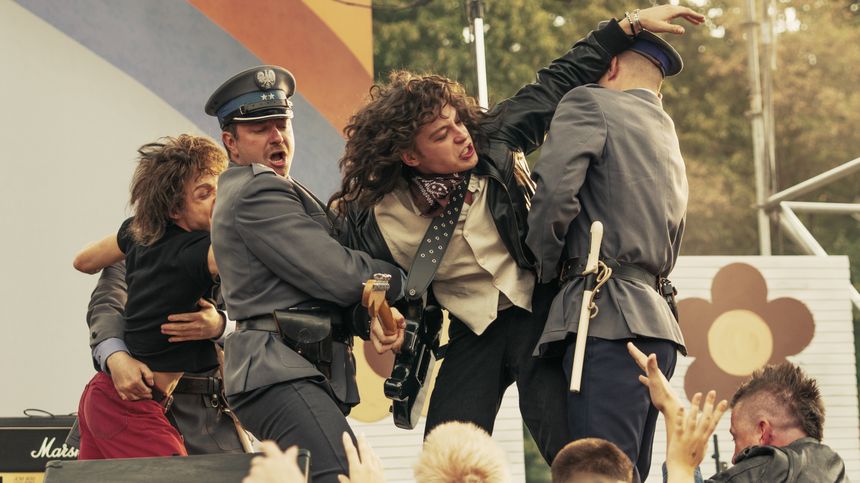 Mniej obcy - kadr z filmu Netflix