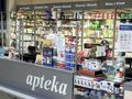 Stoiska apteki z lekami, suplementami i innymi produktami zdrowotnymi.