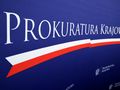 Logo Prokuratury Krajowej na granatowym tle z biało-czerwonymi akcentami.