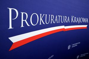 Logo Prokuratury Krajowej na granatowym tle z biało-czerwonymi akcentami.
