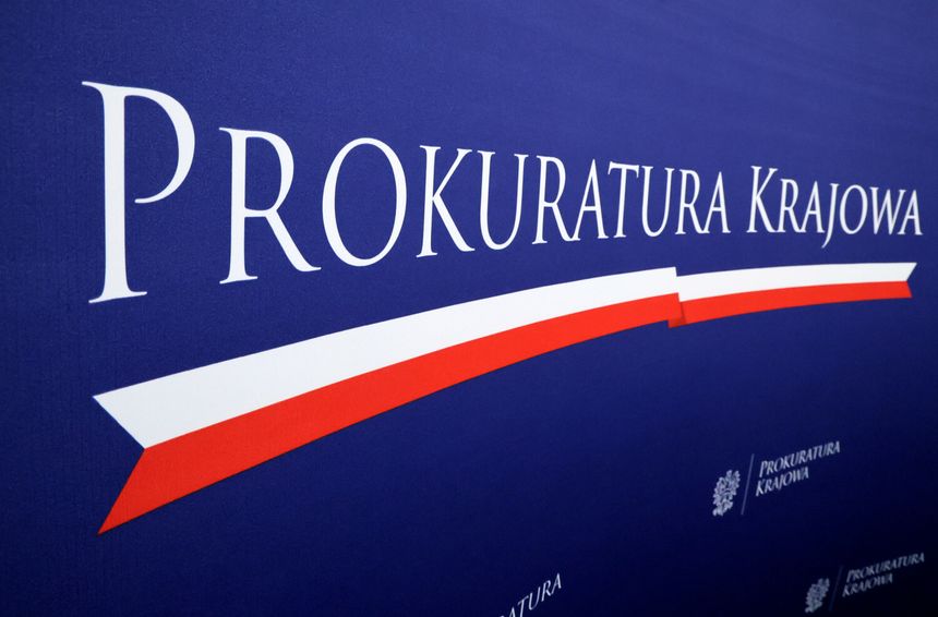 Logo Prokuratury Krajowej na granatowym tle z biało-czerwonymi akcentami.