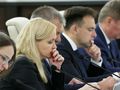Na zdjęciu siedzi pięć osób, zajętych dyskusją w trakcie spotkania.