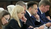 Na zdjęciu siedzi pięć osób, zajętych dyskusją w trakcie spotkania.