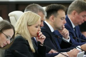Na zdjęciu siedzi pięć osób, zajętych dyskusją w trakcie spotkania.