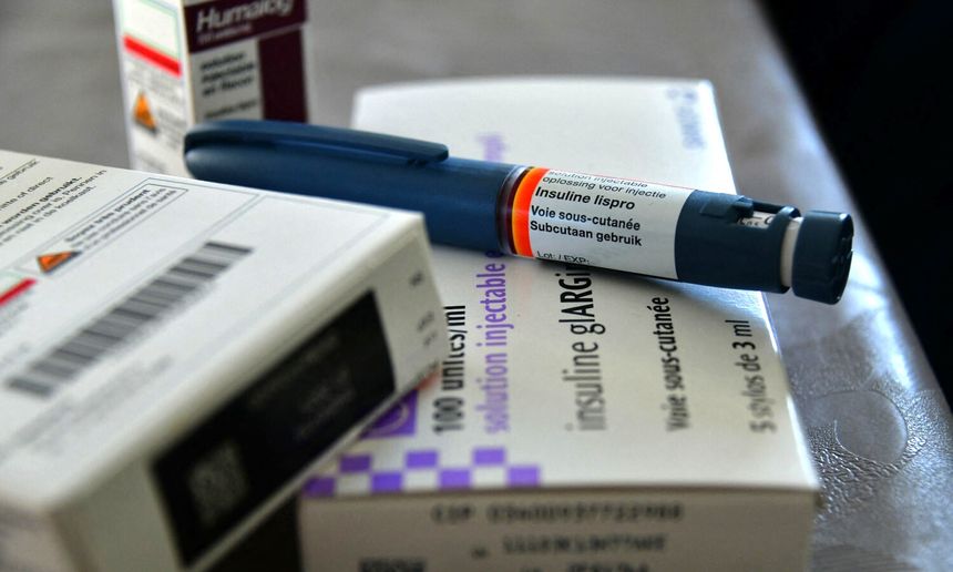 Na zdjęciu widoczne są opakowania insuliny oraz długopis do jej podawania.
