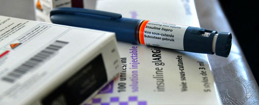 Na zdjęciu widoczne są opakowania insuliny oraz długopis do jej podawania.