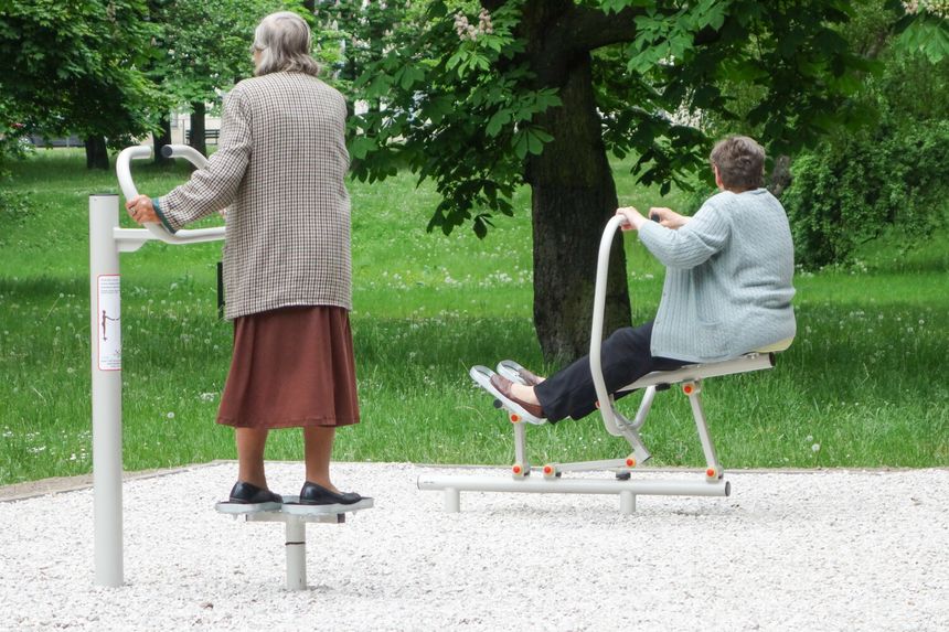 seniorki ćwiczą na miejskiej siłowni