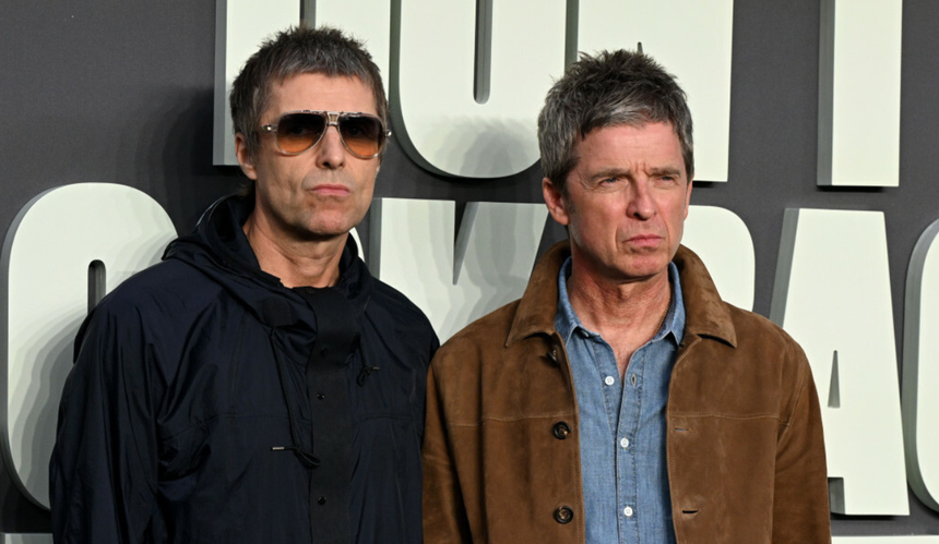 Liam i Noel Gallagher podczas londyńskiej premiery dokumentu „Oasis: Don't Look Back in Anger”
