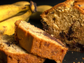 Pokrojony chlebek bananowy i banany