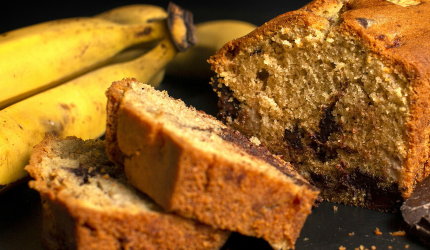 Pokrojony chlebek bananowy i banany