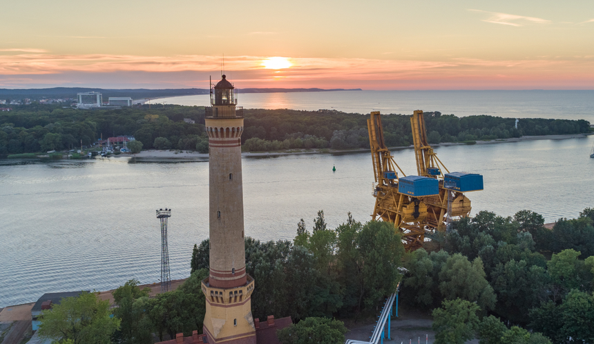 Zachód słońca nad latarnią morską w Świnoujściu