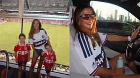 Na zdjęciu Anna Lewandowska z córkami w strojach sportowych, na tle stadionu i miejskiego krajobrazu.
