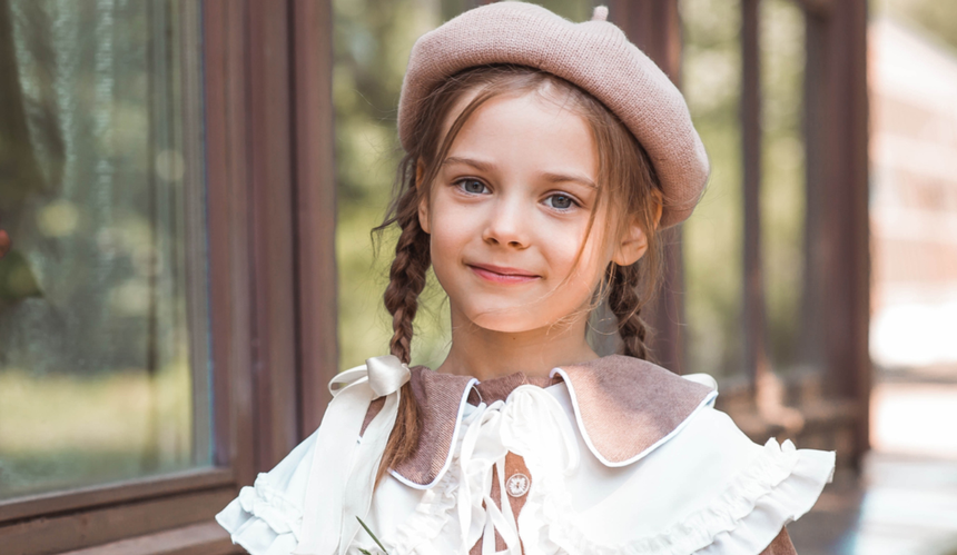 Dziewczynka w berecie uczesana w dwa warkocze