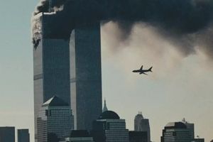 Na zdjęciu widać Wieże World Trade Center w ogniu oraz samolot lecący w ich kierunku.