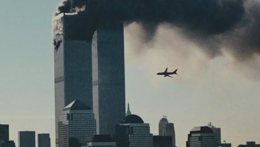 Na zdjęciu widać Wieże World Trade Center w ogniu oraz samolot lecący w ich kierunku.