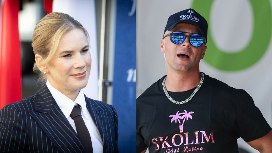 Na zdjęciu dwie osoby: Marta Nawrocka w eleganckim stroju oraz Skolim w czapce i okularach, śpiewający.
