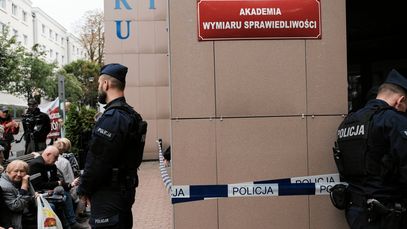 Protest przed Akademią Wymiaru Sprawiedliwości w Warszawie