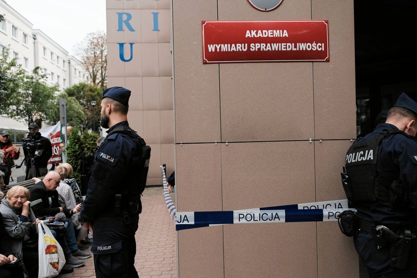 Protest przed Akademią Wymiaru Sprawiedliwości w Warszawie