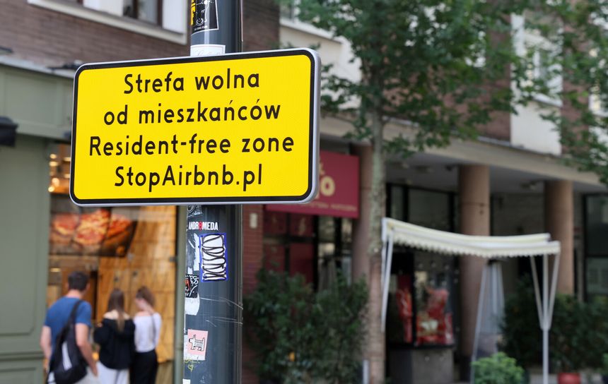 Warszawa. Tabliczka z napisem: 