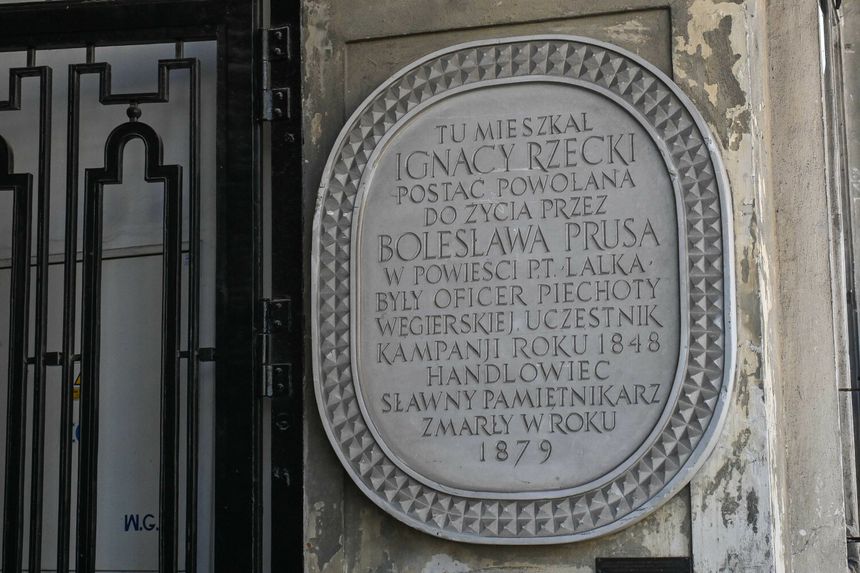 Tablica pamiatkowa zwiazana z literacka postacia Ignacego Rzeckiego