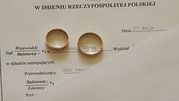 Dwie obrączki na tle dokumentu sądowego z napisem 