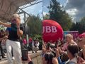 Na zdjęciu występ Skolima na scenie. Uczestnicy koncertu nagrywają ją telefonami.