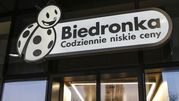 Logo sklepu Biedronka z uśmiechniętą biedronką i hasłem 