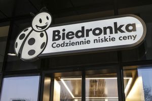 Logo sklepu Biedronka z uśmiechniętą biedronką i hasłem 