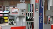 Stacja paliw z dystrybutorami. W tle reklama napoju energetycznego i informacja o tankowaniu.