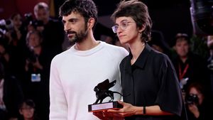 Reżyserzy Yuval Abraham i Rachel Szor pozują ze Specjalną Nagrodą Jury za film 