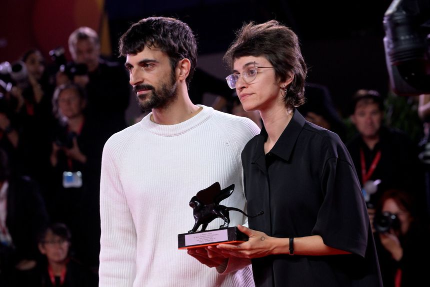Reżyserzy Yuval Abraham i Rachel Szor pozują ze Specjalną Nagrodą Jury za film 